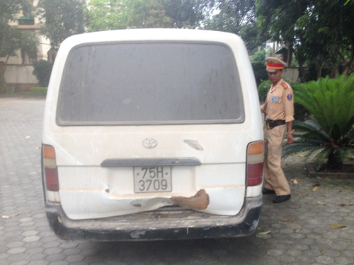 ... nhưng ph&iacute;a sau xe lại l&agrave; 75H-3709