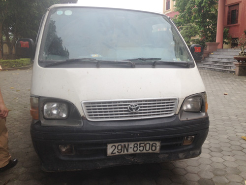 Ph&iacute;a trước xe chở gỗ lậu mang BKS 29N-8506...
