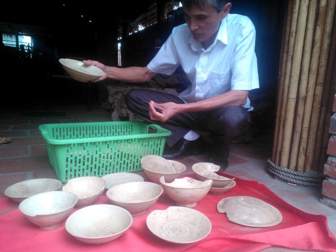 &Ocirc;ng Hồ B&aacute;ch Khoa, Trưởng Ban quản l&yacute; khu di t&iacute;ch quốc gia đặc biệt Nguyễn Du, đang nghi&ecirc;n cứu những hoa văn chạm khắc tr&ecirc;n nh&oacute;m hiện vật cổ