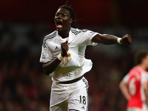Bafetimbi Gomis đ&aacute;nh bại Arsenal tại Emirates