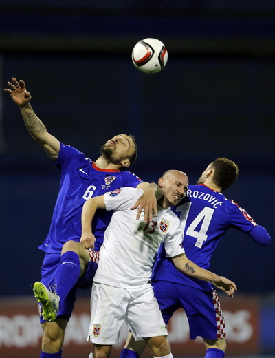 Gordon Schildenfeld (6) và Marcelo Brozovic (14) cùng ghi bàn vào lưới Na Uy
