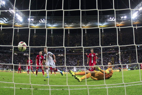 Mario Gotze nh&acirc;n đ&ocirc;i tỉ số cho đội chủ nh&agrave;