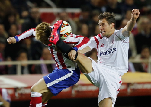 Fernando Torres bị hậu vệ Krychowiak ph&iacute;a Sevilla đeo b&aacute;m quyết liệt