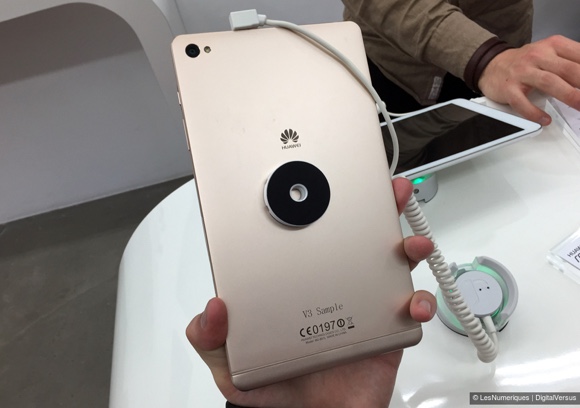 Ph&iacute;a sau m&aacute;y l&agrave; camera 8-megapixel, trong khi camera trước chỉ 2-megapixel.
