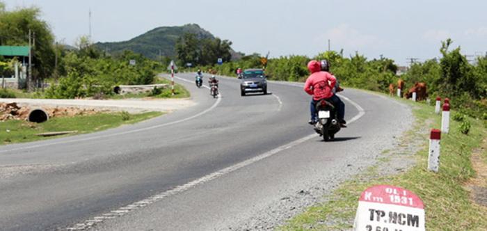 Đến s&aacute;ng nay 16-4, đo&agrave;n xe d&agrave;i gần 30 km tr&ecirc;n Quốc lộ 1, từ eo biển C&agrave; N&aacute; (gi&aacute;p ranh 2 tỉnh Ninh Thuận &ndash; B&igrave;nh Thuận) đến huyện Tuy Phong (B&igrave;nh Thuận) đ&atilde; được giải tỏa, sau 2 ng&agrave;y bị kẹt cứ