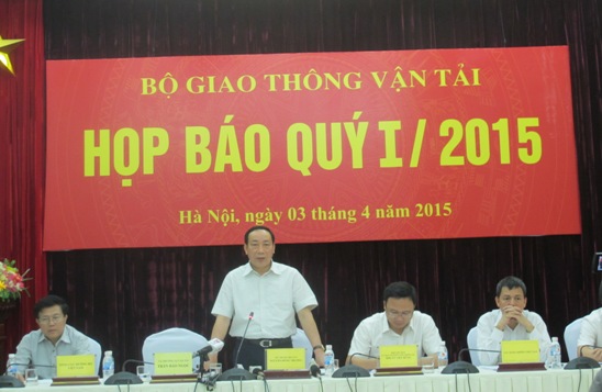 Thứ trưởng Nguyễn Hồng Trường (đứng) chủ tr&igrave; buổi họp b&aacute;o