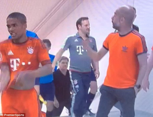 HLV Guardiola chờ sẵn De Jong trong ph&ograve;ng thay đổ