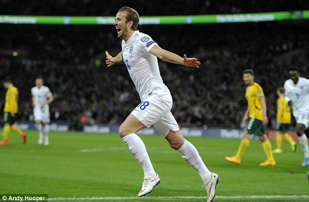 Harry Kane ghi bàn đ&acirc;̀u ti&ecirc;n của mình cho tuy&ecirc;̉n Anh ở vòng loại Euro 2016