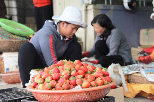 Nhiều người mua với gi&aacute; cao bất ngờ