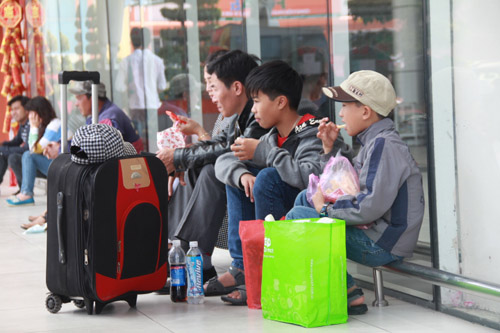 Nhiều em nhỏ đợi qu&aacute; l&acirc;u n&ecirc;n tranh thủ ăn trưa tại khu vực bến xe