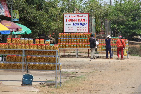 H&agrave;ng trăm hũ chanh muối đặt ngay ngắn b&ecirc;n ven đường