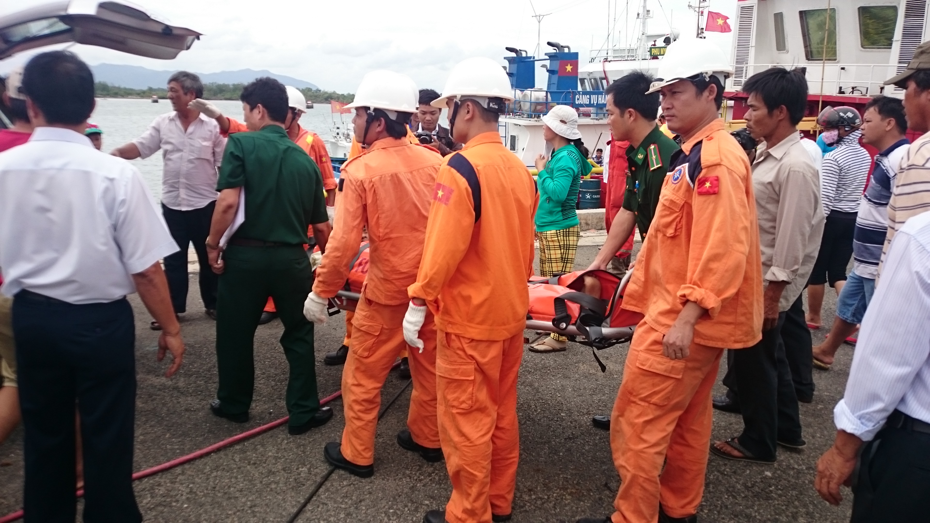 Anh Nguyễn Vinh bị g&atilde;y ch&acirc;n được tiến h&agrave;nh đưa đi cấp cứu