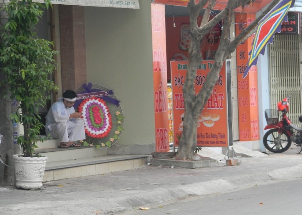 Người nh&agrave; &ocirc;ng Lợi đội khăn tang, treo cờ tang như nh&agrave; c&oacute; đ&aacute;m tang thật.