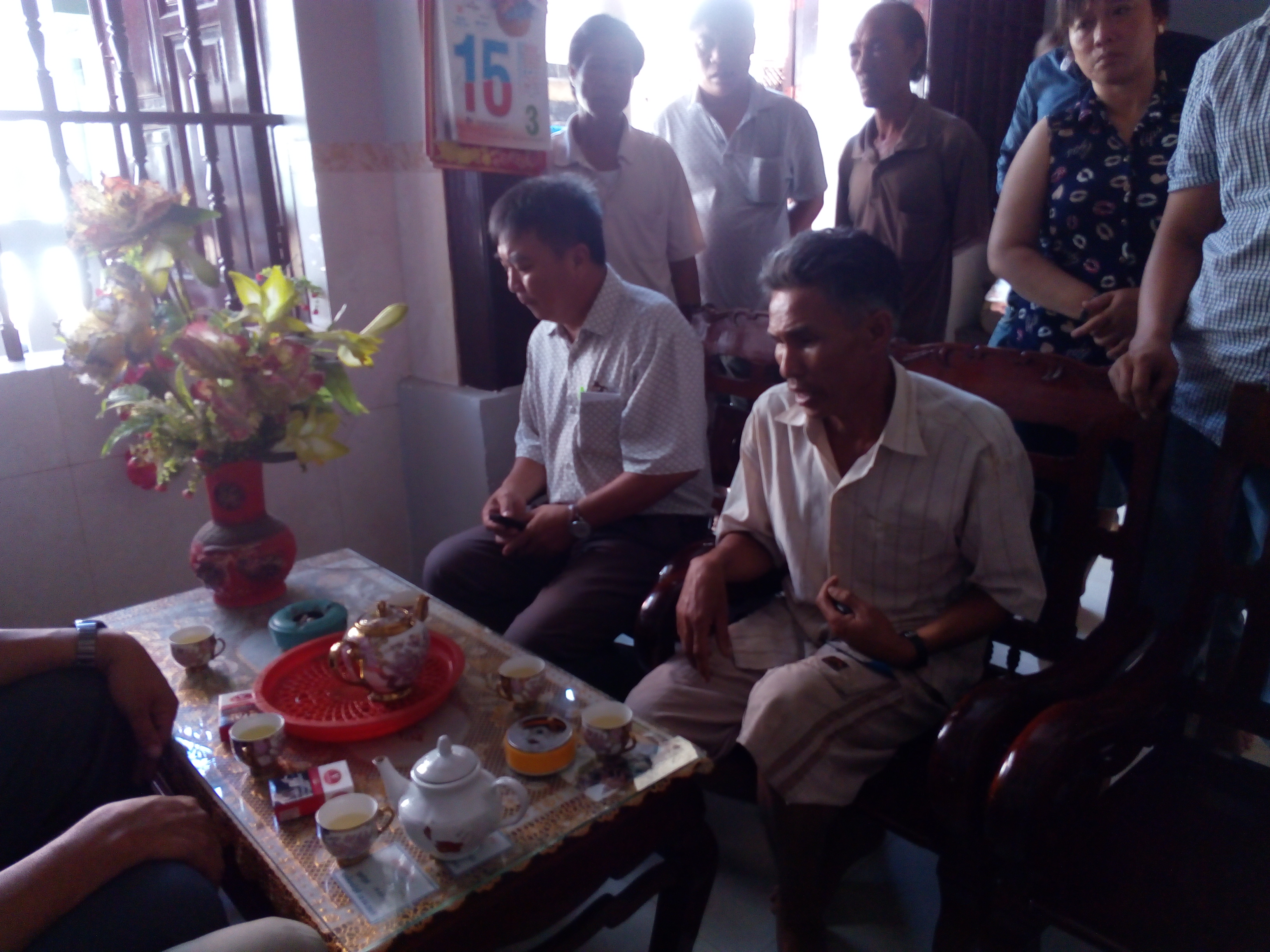 Nhiều người th&acirc;n ng&oacute;ng chờ tin tức của những thuyền vi&ecirc;n mất t&iacute;ch