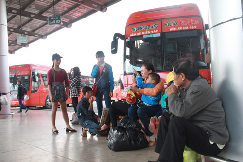 Tại bến xe Phương Trang h&agrave;ng trăm người chờ đợi để được l&ecirc;n xe