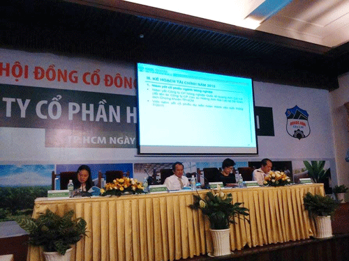 Ông Đoàn Nguyên Đức (bầu Đức, ngồi giữa), Chủ tịch Hội đồng quản trị Công ty Cổ phần Hoàng Anh Gia Lai