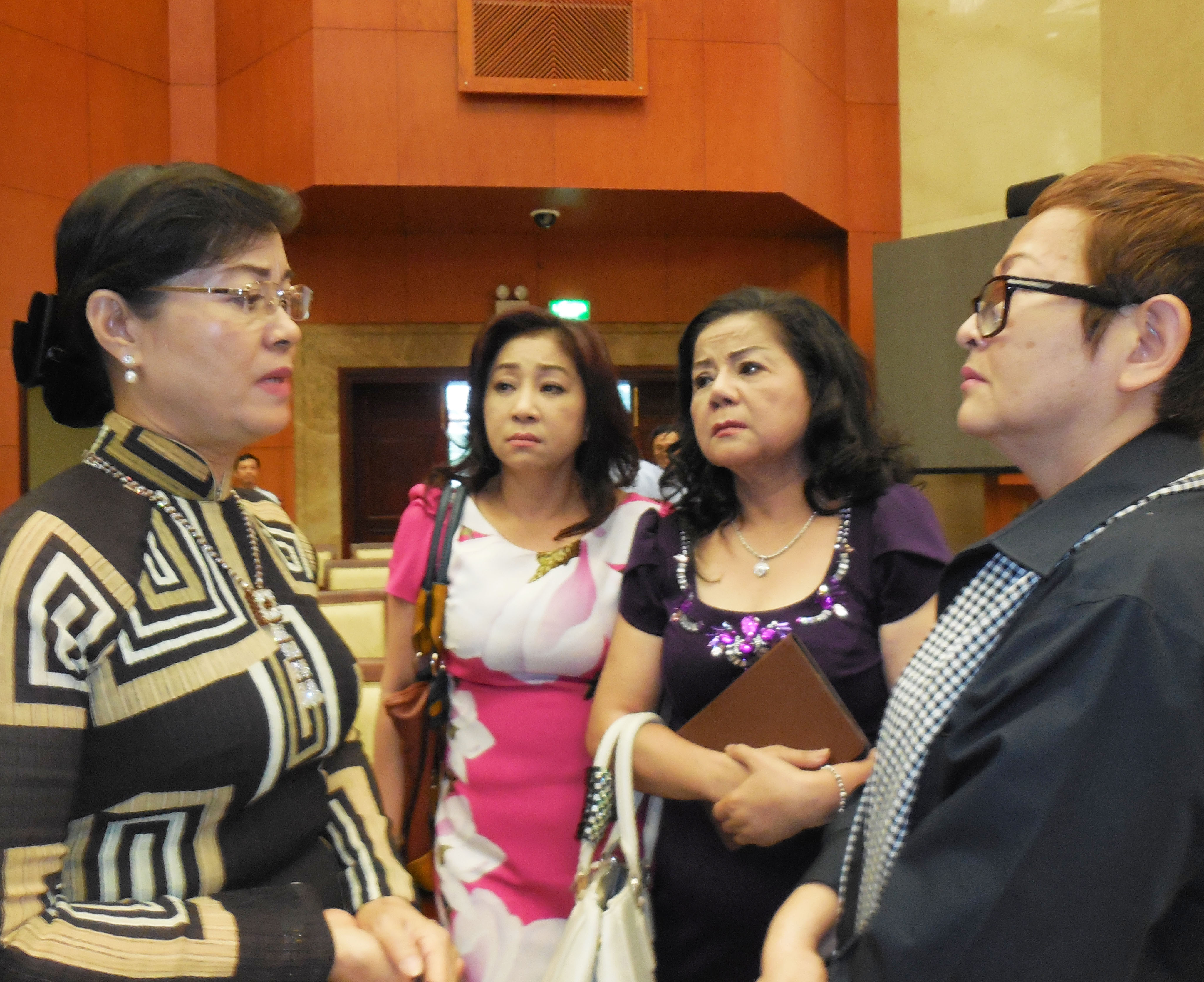 NSƯT đạo diễn Hoa Hạ, NSƯT Thoại Miêu, Thoại Mỹ trao đổi với bà Nguyễn Thị Quyết Tâm - Chủ tịch HĐND TP HCM về những hạn chế của rạp Hưng Đạo vừa mới xây dựng đã gây nhiều bức xúc, cần kịp thời khắc phục để sớm đi vào hoạt động