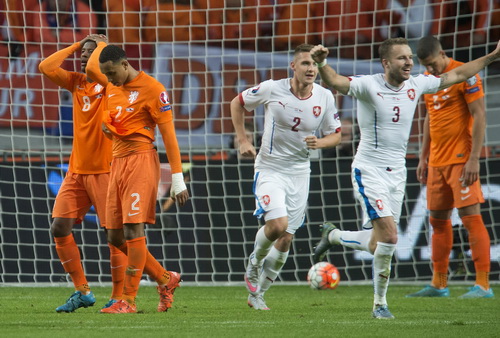 Van Persie đốt lưới nhà, Hà Lan mất luôn vé vớt
