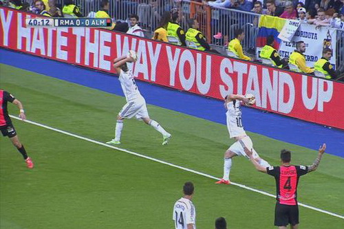 Hai cầu thủ Real Madrid cùng sốt sắng ném biên ở phút 42