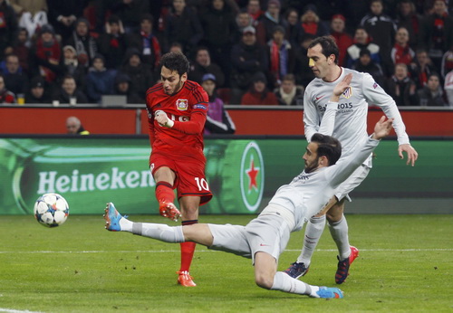 Hakan Calhanoglu (10) không thể ra sân cho Leverkusen