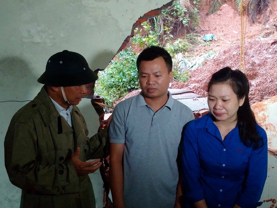 Hai vợ chồng chị Lương Thị Nguyệt bật kh&oacute;c khi nhận quả của Chủ tịch Đặng Ngọc T&ugrave;ng