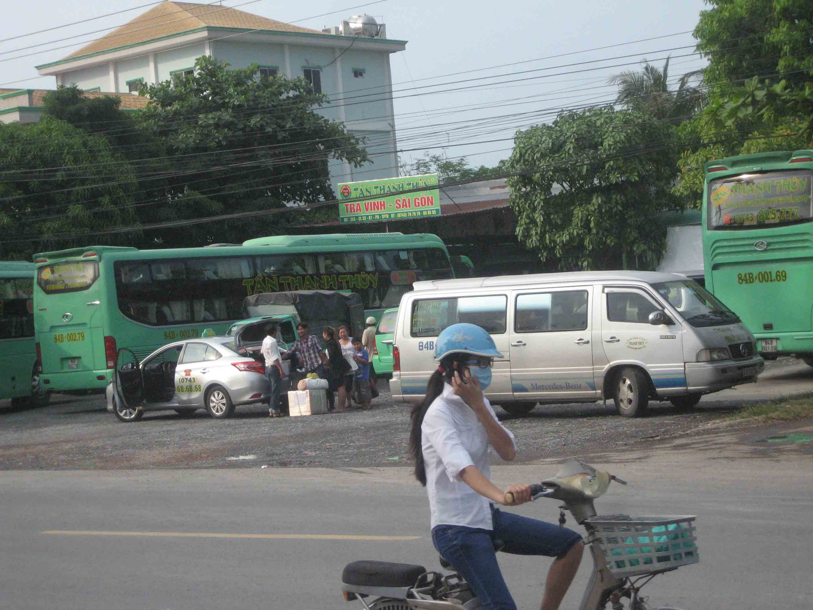 H&atilde;ng xe T&acirc;n Thanh Thủy nằm ngo&agrave;i bến xe Tr&agrave; Vinh