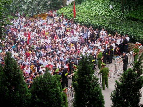 Ngay từ sáng sớm, hàng vạn người d&acirc;n đã có mặt tại khu di tích Đ&ecirc;̀n Hùng (Phú Thọ) để v&agrave;o d&acirc;ng hương tưởng nhớ c&aacute;c Vua Hùng