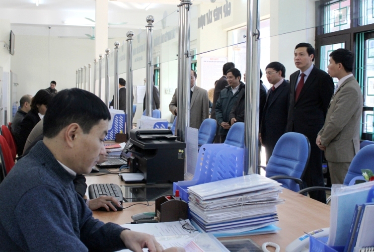 C&aacute;n bộ Trung t&acirc;m H&agrave;nh ch&iacute;nh c&ocirc;ng tỉnh Quảng Ninh trong giờ l&agrave;m việc