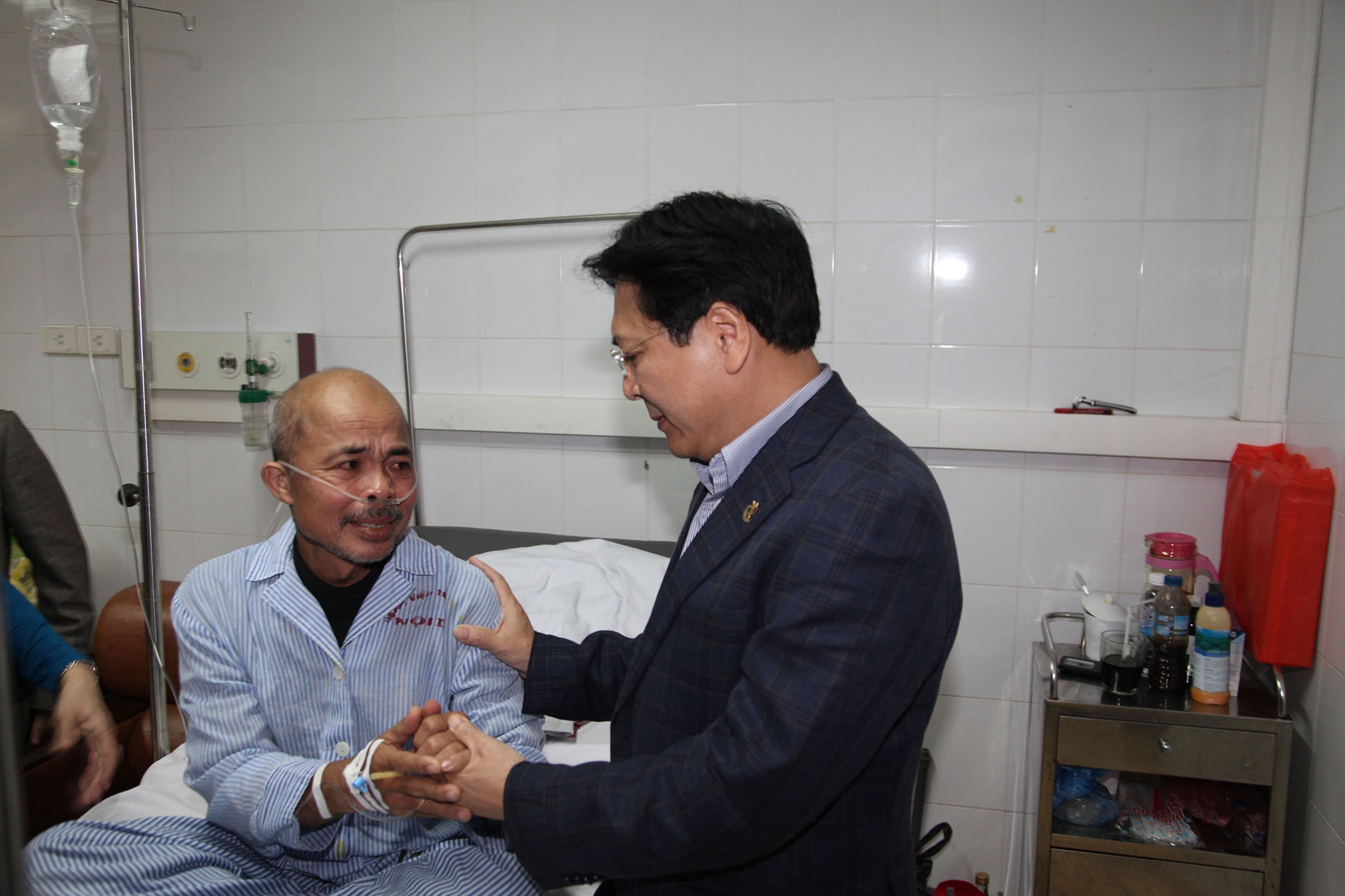 Nghệ sĩ H&aacute;n Văn T&igrave;nh  x&uacute;c động muốn kh&oacute;c khi Thứ trưởng Vương Duy Bi&ecirc;n đến thăm