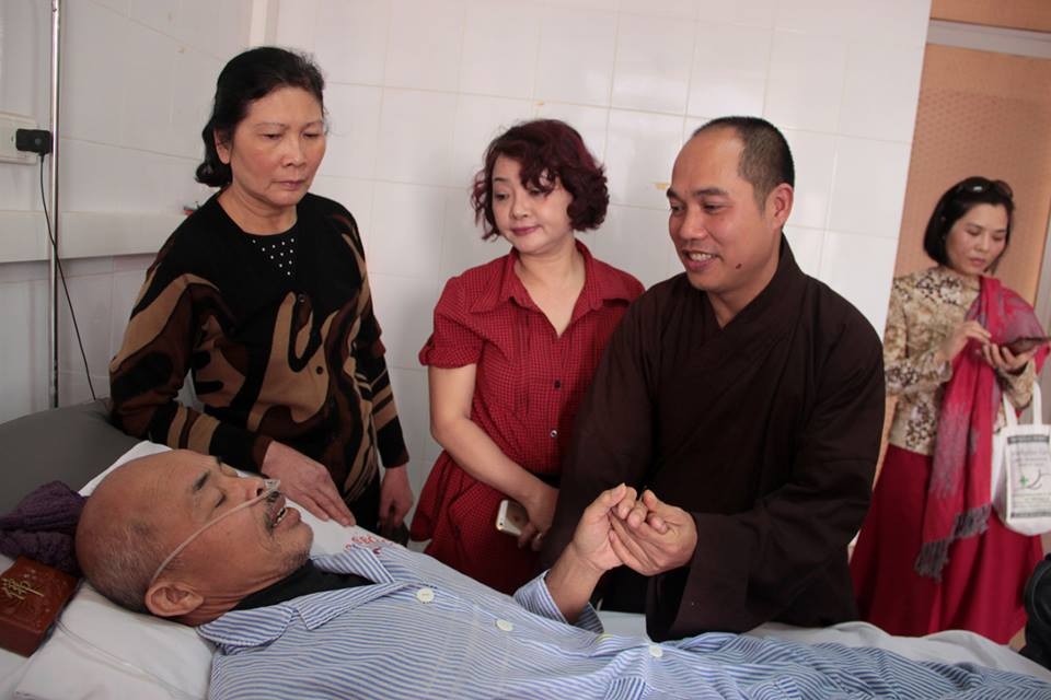 Bạn b&egrave; đến thăm hỏi, động vi&ecirc;n nghệ sĩ v&agrave; gia đ&igrave;nh
