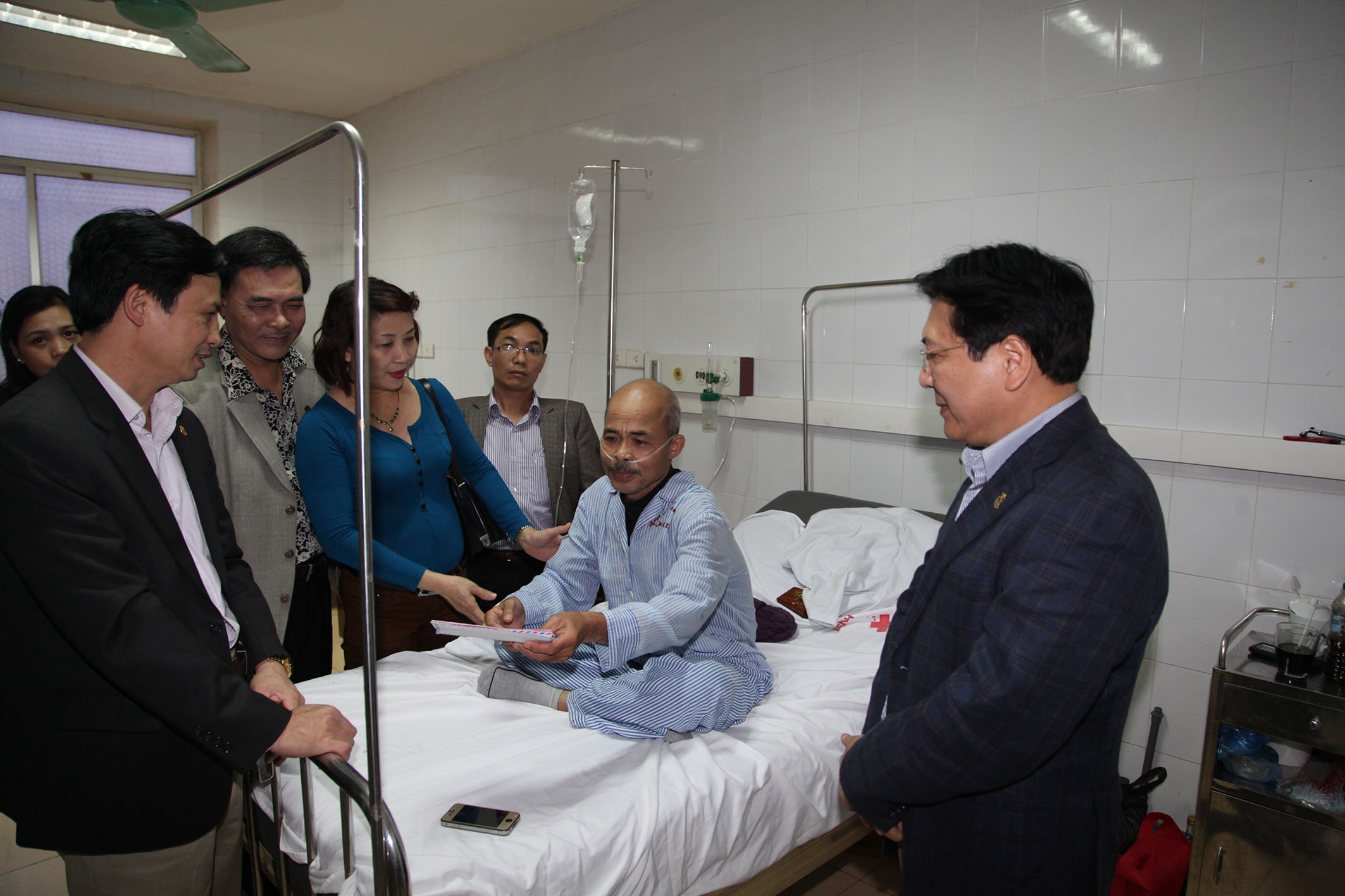 V&igrave; l&yacute; do kinh tế, &ocirc;ng v&agrave; gia đ&igrave;nh quyết định điều trị bằng đ&ocirc;ng y, thay v&igrave; t&acirc;y y như những người kh&aacute;c.