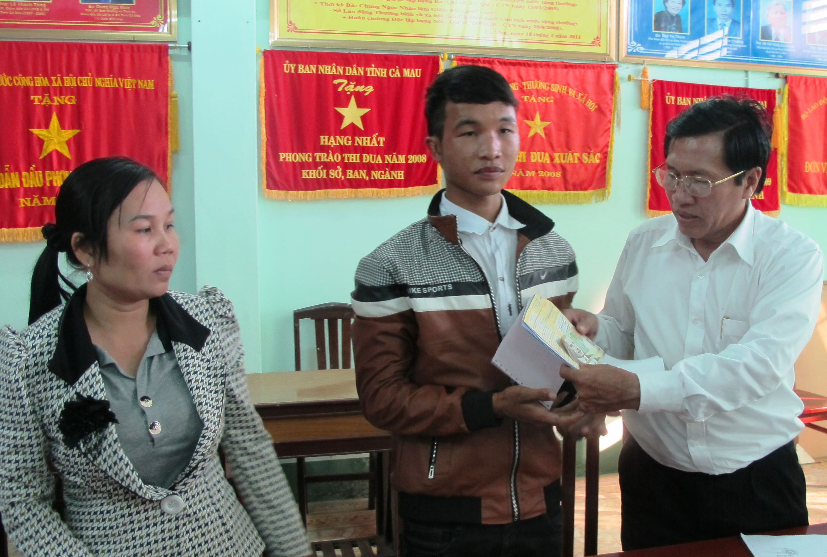 Hào Anh nhận tiền của nhà hảo tâm trao tặng khi được 18 tuổi
