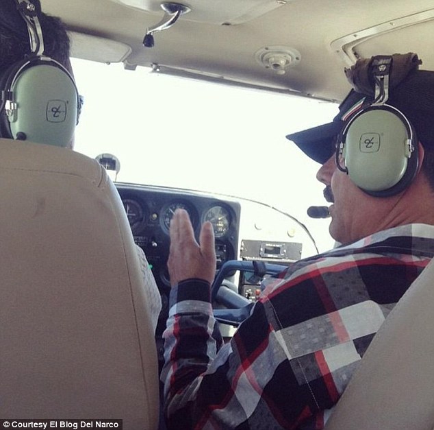Joaquin “El Chapo” Guzman khoe ảnh sau 2 ngày vượt ngụcẢnh: Daily Mail