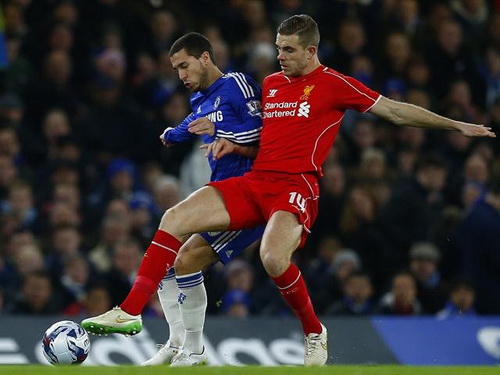 Jordan Henderson (14) may mắn thoát thẻ đỏ phút 66 do chơi bóng bằng tay