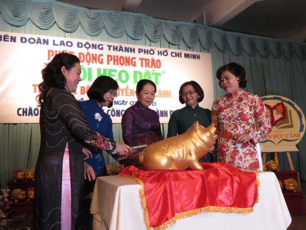 Nữ l&atilde;nh đạo TP &ldquo;mổ lợn&rdquo; trong lễ ph&aacute;t động &ldquo;Nu&ocirc;i heo đất&rdquo;