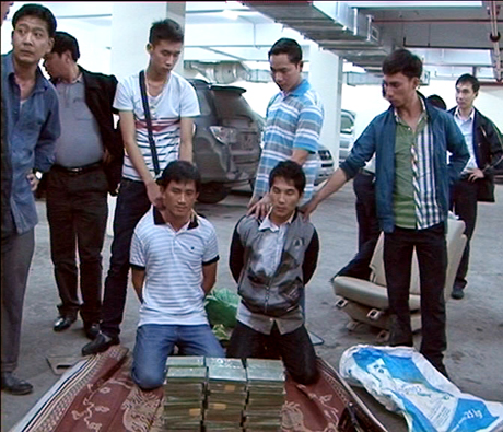 Người Lào trên xế hộp có 60 bánh heroin