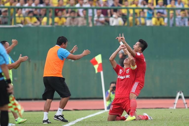 Anh Đức ăn mừng b&agrave;n mở tỉ số