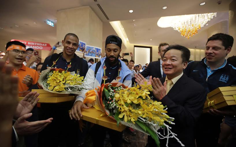 Bầu Hiển, đại diện đơn vị tổ chức mời Man City du đấu, đ&oacute;n c&aacute;c cầu thủ Man xanh