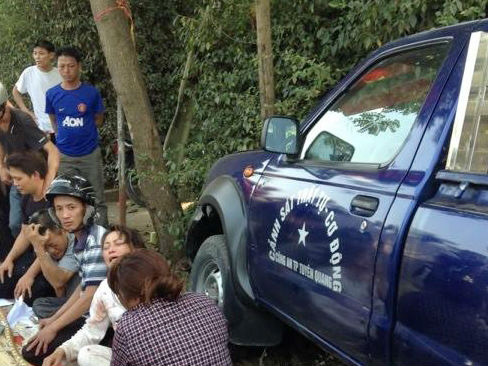 Tạm giam công an lái xe tông chết 2 người đi bộ