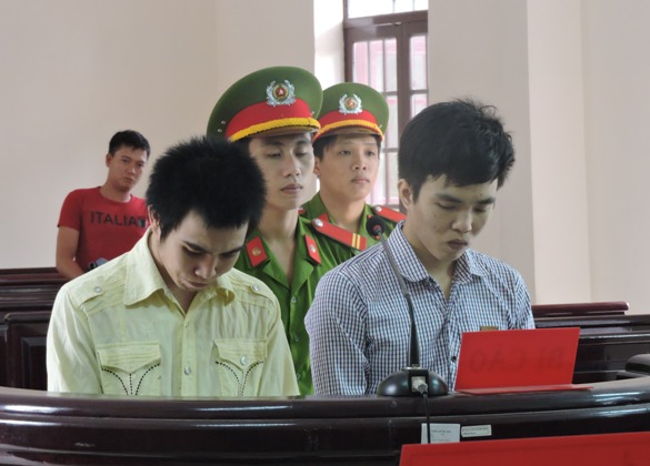 Hai bị c&aacute;o Duy v&agrave; Tấn tại phi&ecirc;n x&eacute;t xử
