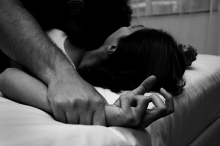 “Cha nuôi” bất nhân đưa thiếu nữ vào khách sạn làm bậy
