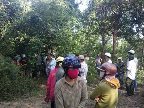 Đi trang điểm cô dâu, bị lừa đưa vào rừng hiếp dâm