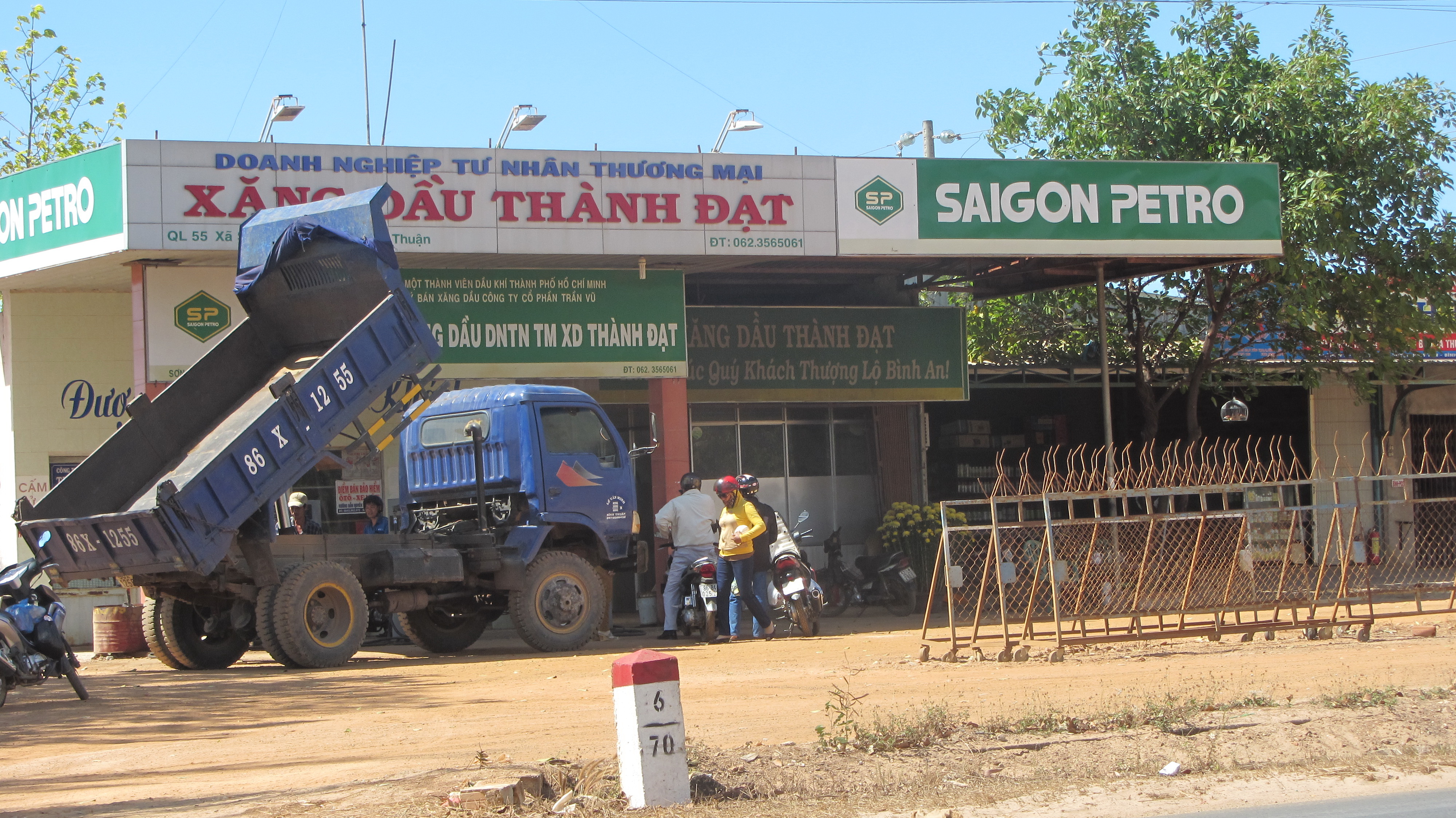C&acirc;y xăng Th&agrave;nh Đạt bị phạt v&agrave; thu hồi số tiền thu lợi bất ch&iacute;nh hơn 72 triệu đồng.