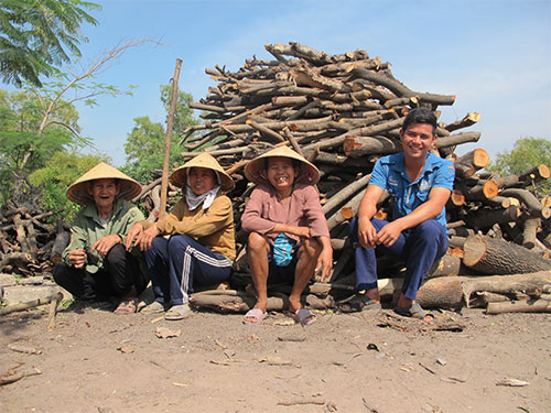 C&aacute;c &ldquo;tiều phu&rdquo; tranh thủ nhặt c&agrave;nh c&acirc;y c&ograve;n s&oacute;t lại giữa trời nắng gắt v&agrave; ph&uacute;t thư gi&atilde;n của họ b&ecirc;n &ldquo;chiến lợi phẩm&rdquo; (ảnh dưới)