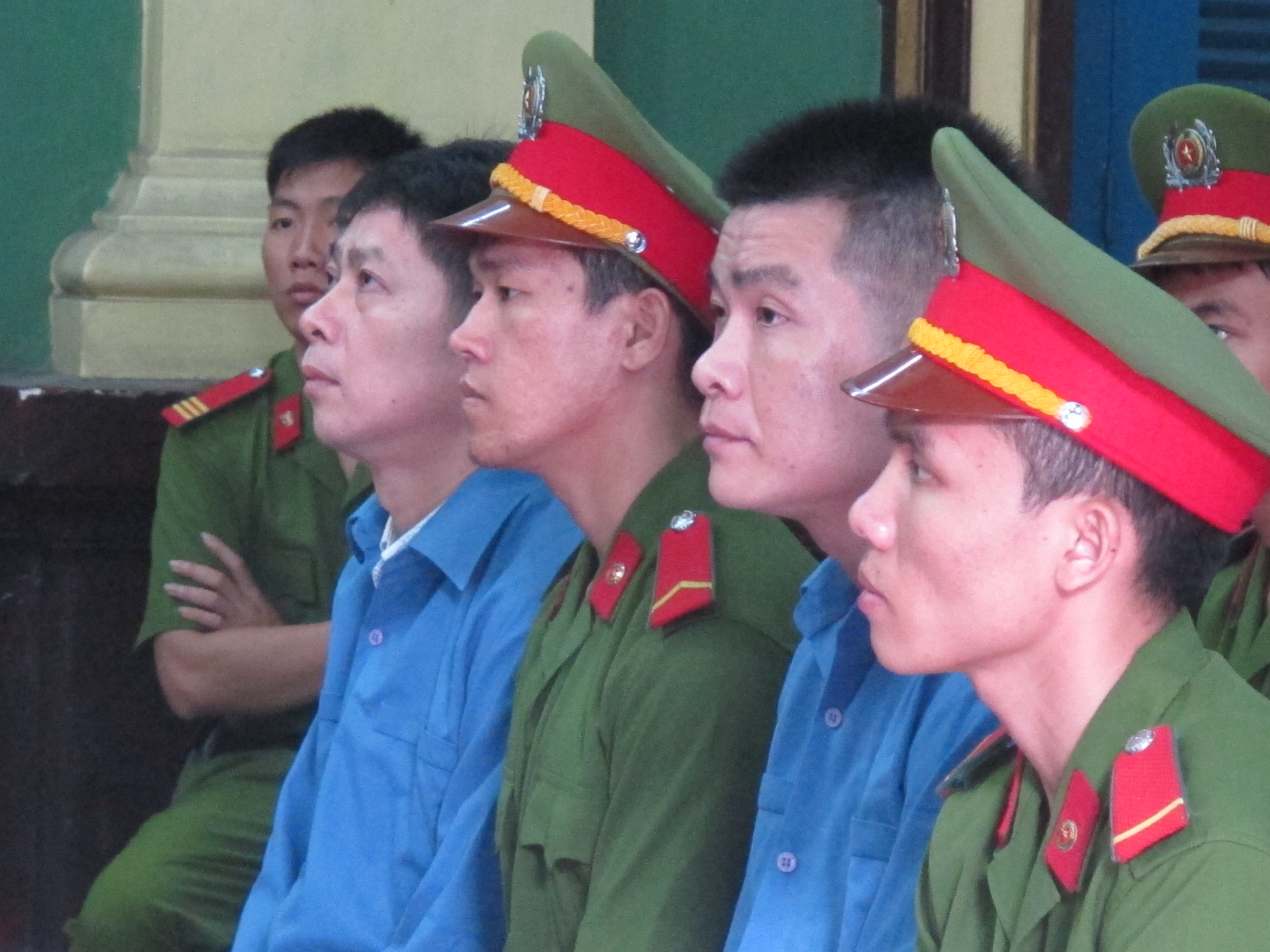 Nguyễn Trọng Ng&ocirc;n (b&igrave;a tr&aacute;i) l&agrave; người cầm đầu băng nh&oacute;m bảo k&ecirc;