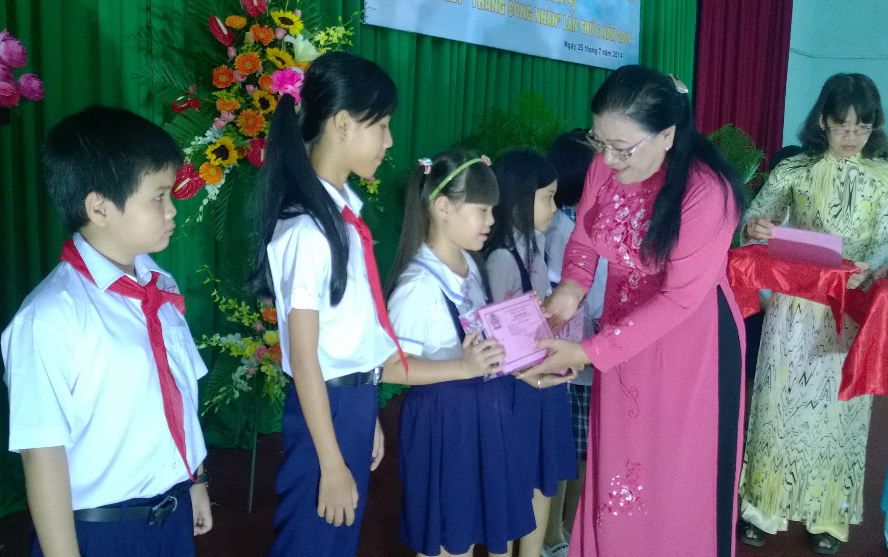 Từ 2010-2014, LĐLĐ quận 12 đ&atilde; trao  2.264  suất  học  bổng  Nguyễn  Đức  Cảnh cho con CNVC-LĐ c&oacute; ho&agrave;n cảnh kh&oacute; khăn