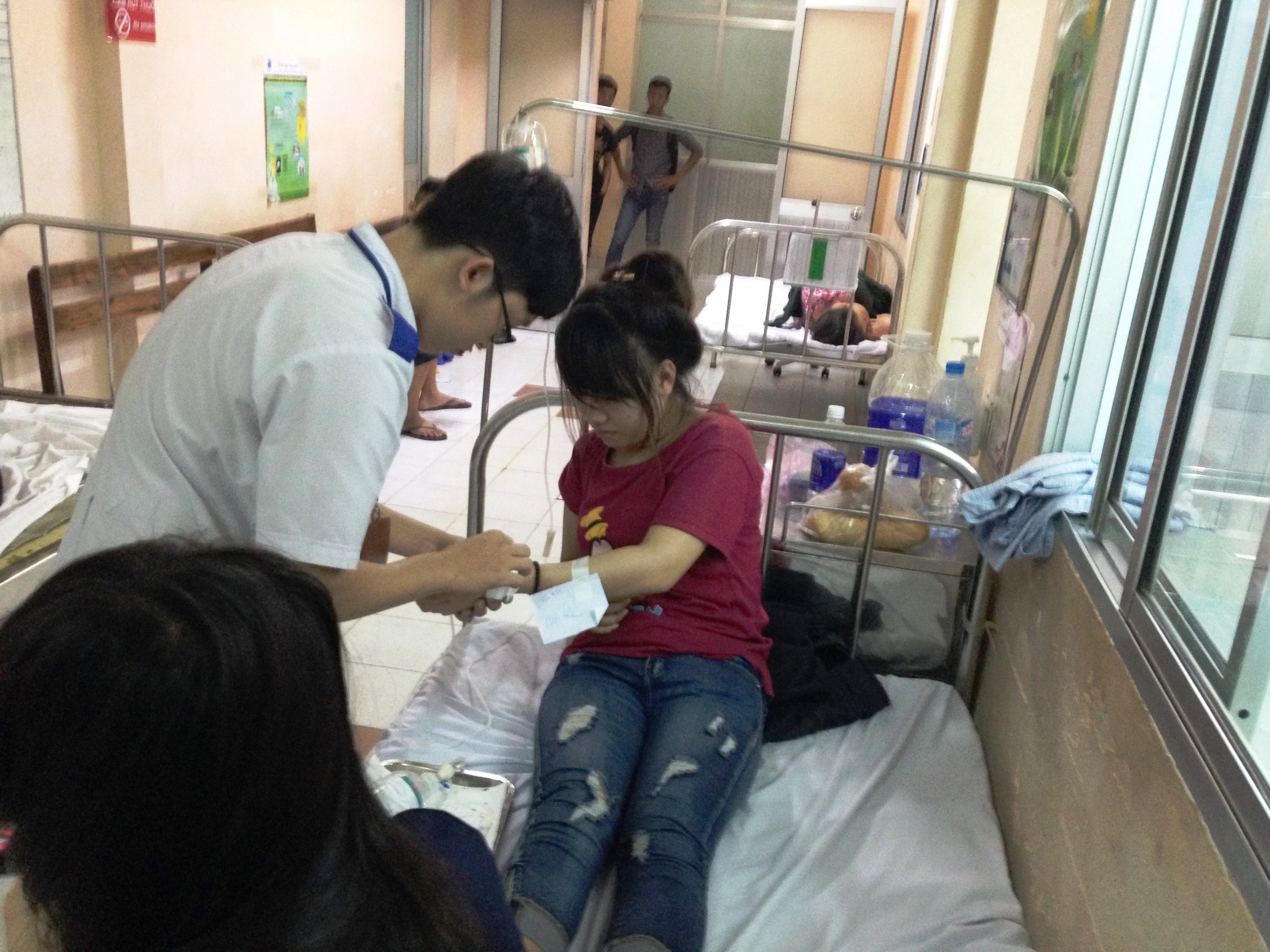 Sau bữa ăn, hàng loạt CN vào viện