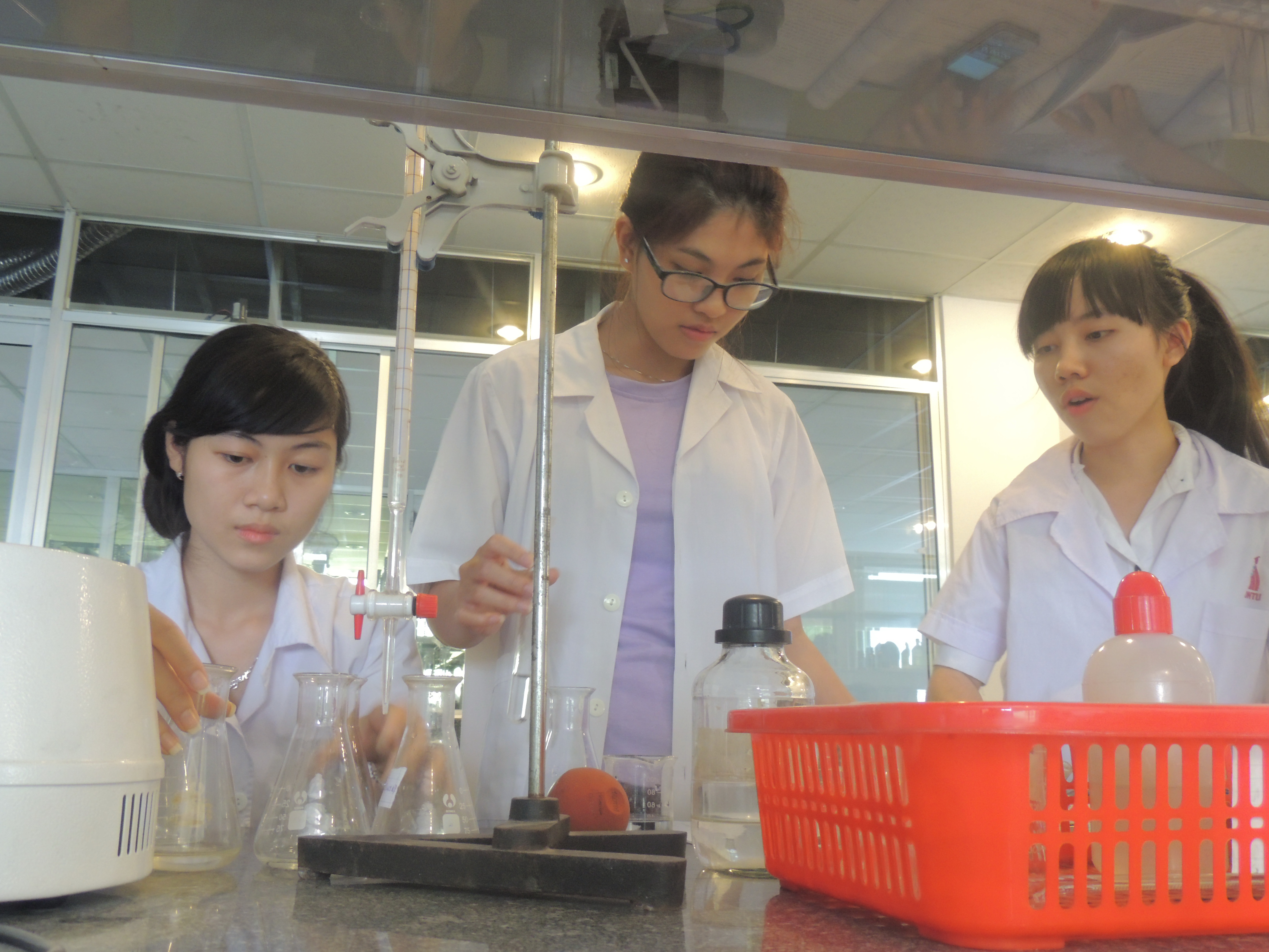 Sinh vi&ecirc;n ng&agrave;nh c&ocirc;ng nghệ h&oacute;a học trong giờ thực h&agrave;nh