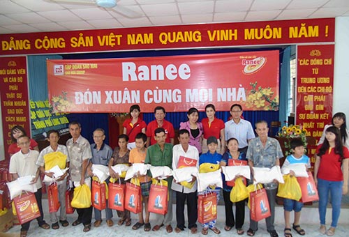 Sao Mai ăn Tết với người nghèo tại ĐBSCL