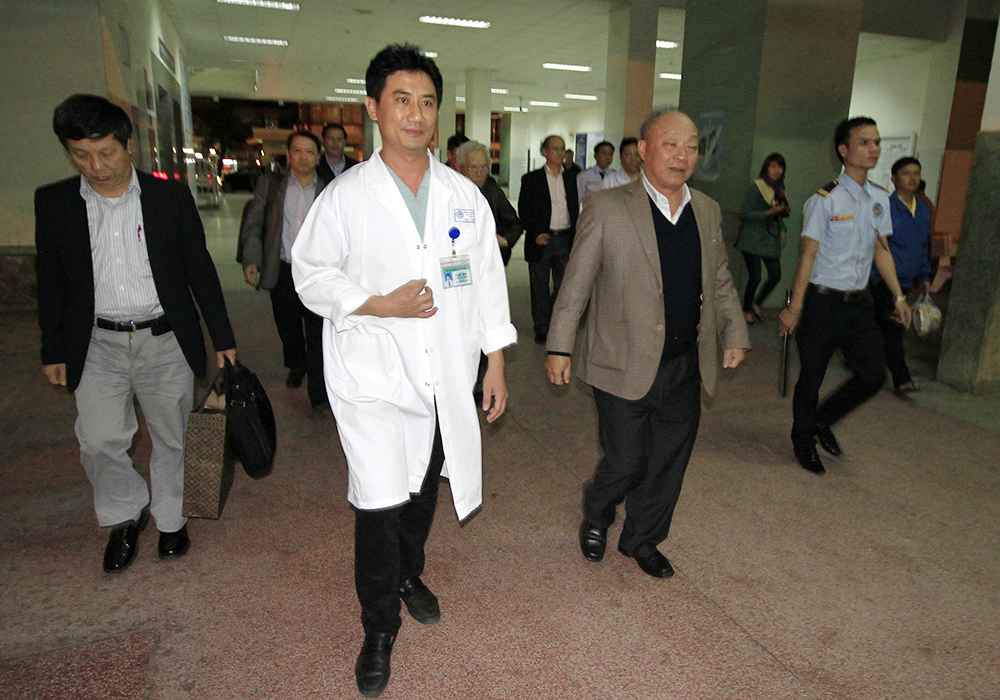 &Ocirc;ng Nguyễn Quốc Triệu, Trưởng Ban chăm &oacute;c ức khỏe c&aacute;n bộ trung ương đến thăm &ocirc;ng Nguyễn B&aacute; Thanh v&agrave;o đ&ecirc;m 12-2